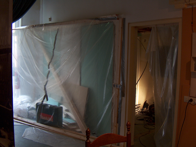 878151 Afbeelding van de werkzaamheden voor de doorbraak tussen de panden Waterstraat 27 (Volksbuurtmuseum Wijk C) en ...